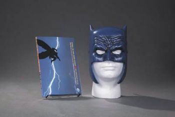 Batman - The Dark Knight Returns Book and Mask Set